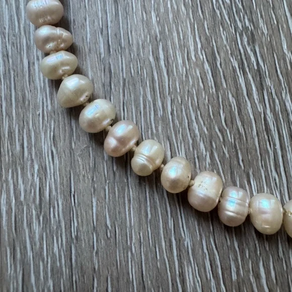 Cultured iridescent freshwater baroque pearl necklace - Picture 2 of 6